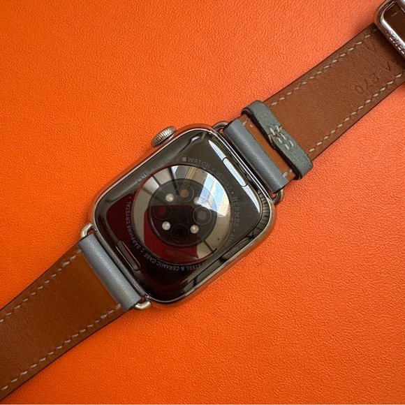 Hermès Series 7 Apple Watch, GPS & Cellular, 41mm Size w/ Original Hermès Bands - Picture 12 of 15